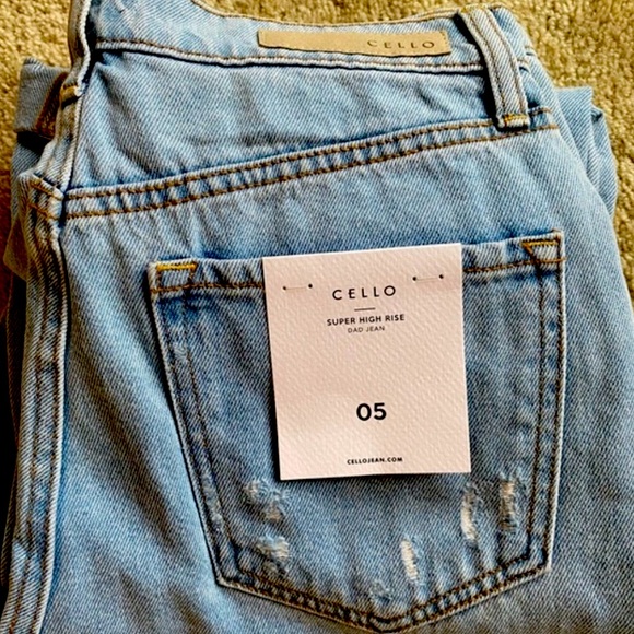 A5 - 258 NWOT Cello High rise distressed mom jeans size 5 - Picture 14 of 15